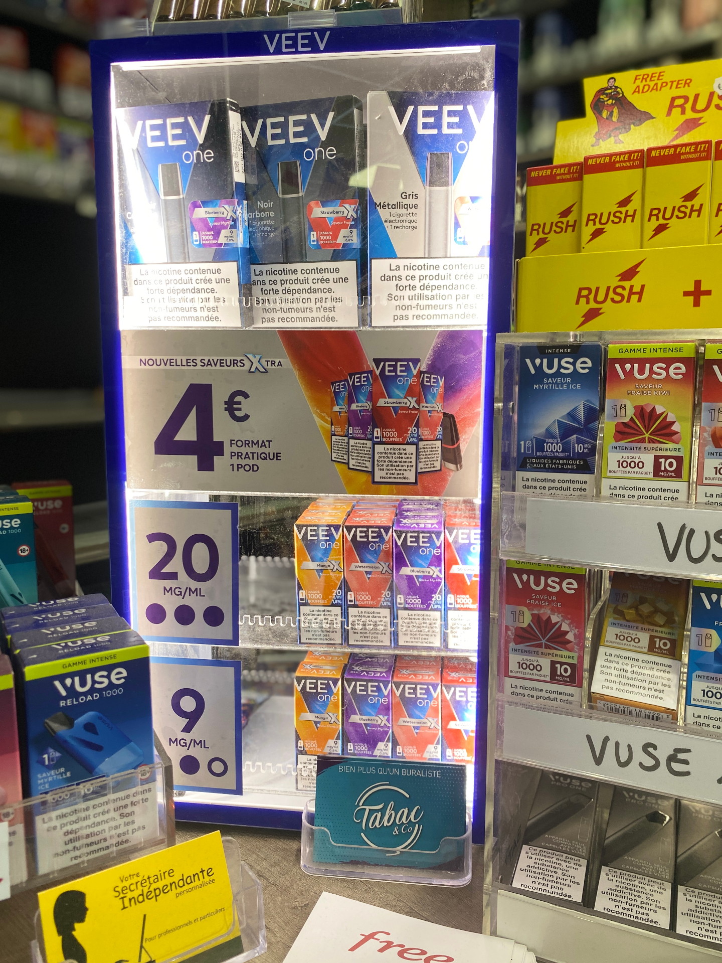 Présentoir de cigarettes électroniques et pods en boutique